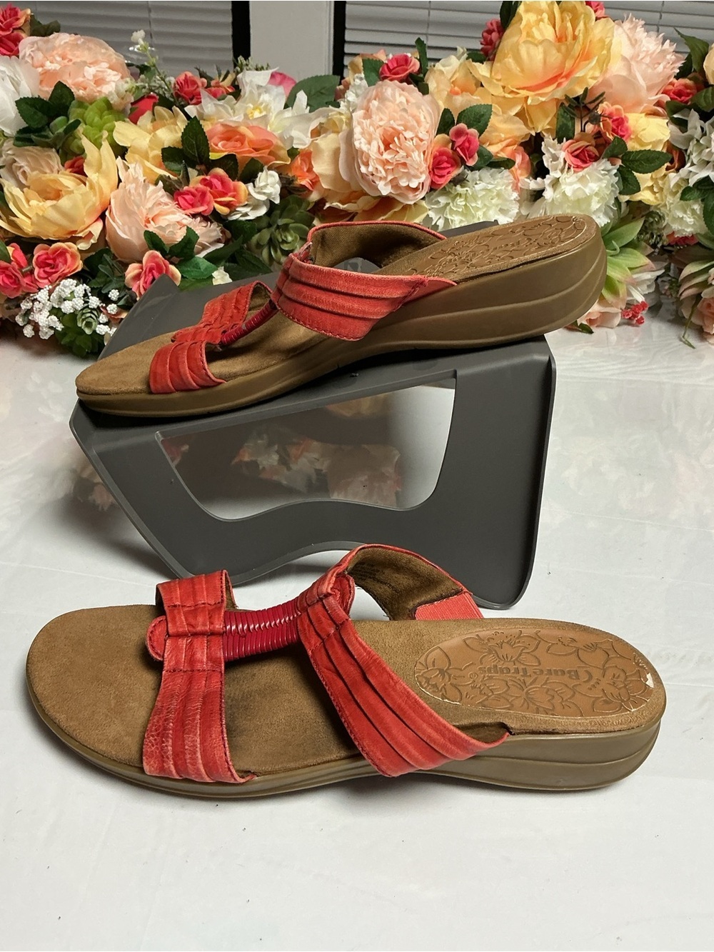BareTraps Leather T-Strap Comfort Wedge Sandals Coral Women’s Size 8 Slip On
